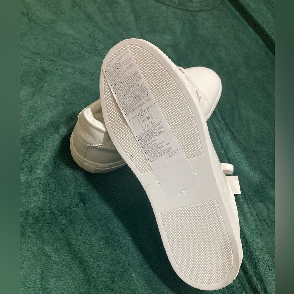 BANANA REPUBLIC VEGAN LEATHER SNEAKERS - Picture 3 of 5